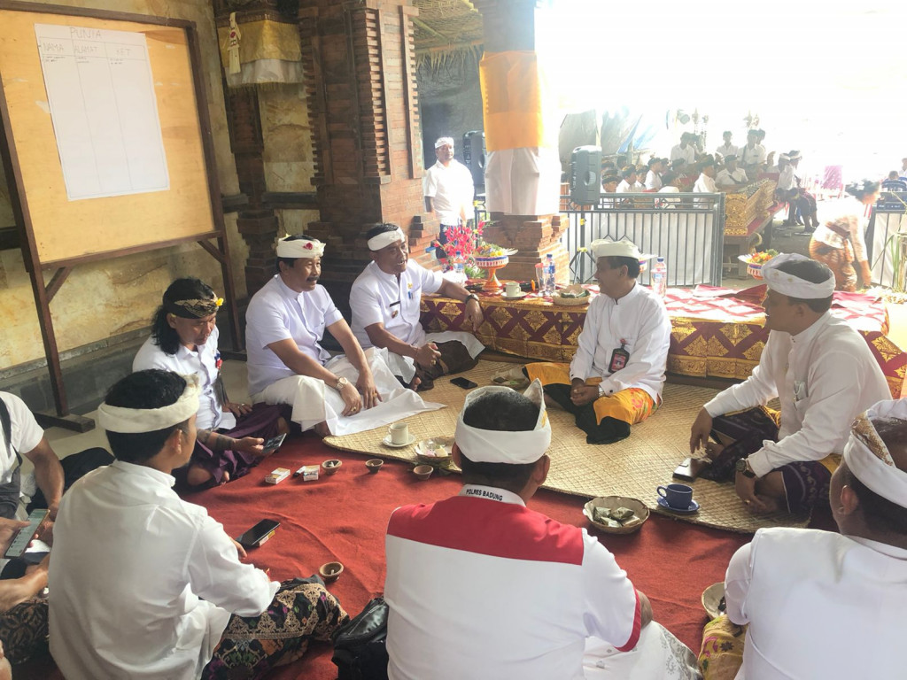 Perbekel Petang Menghadiri Undangan Prawartaka Karya Piodalan Ngenteg Linggih,Tawur,Melaspas,Mendem Pedagingan Pura Melanting Banjar Adat Wanekeling,Desa Adat Sulangai